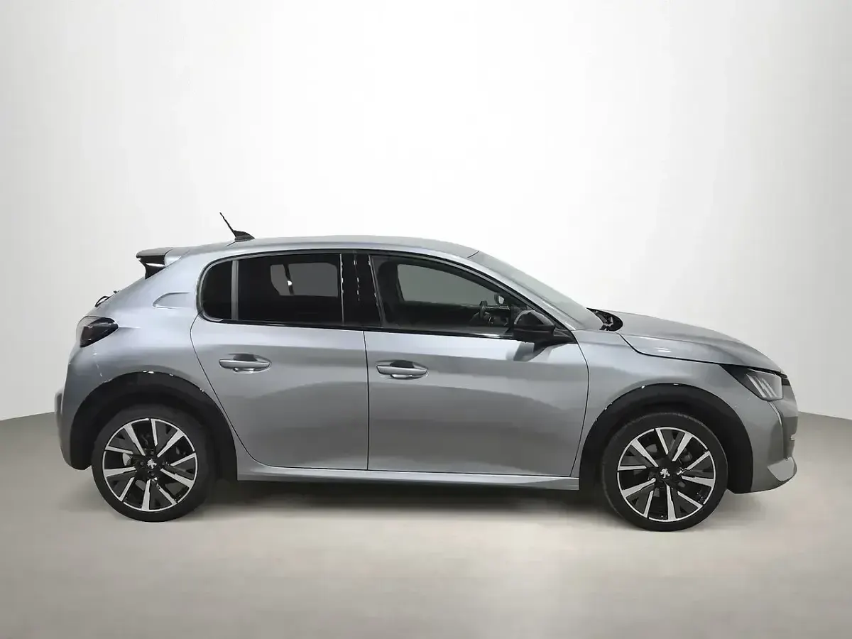 Usado Peugeot 208 GT 101 CV (74 kW) 2024 Gris Utilitario