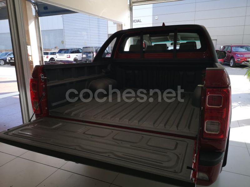 Usado EVO Cross 4 136 CV (100 kW) 2023 Rojo Recogida