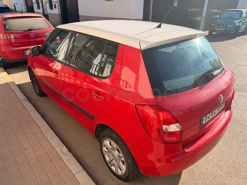 Usado Skoda Fabia 70 CV (51 kW) 2010 Rojo Berlina