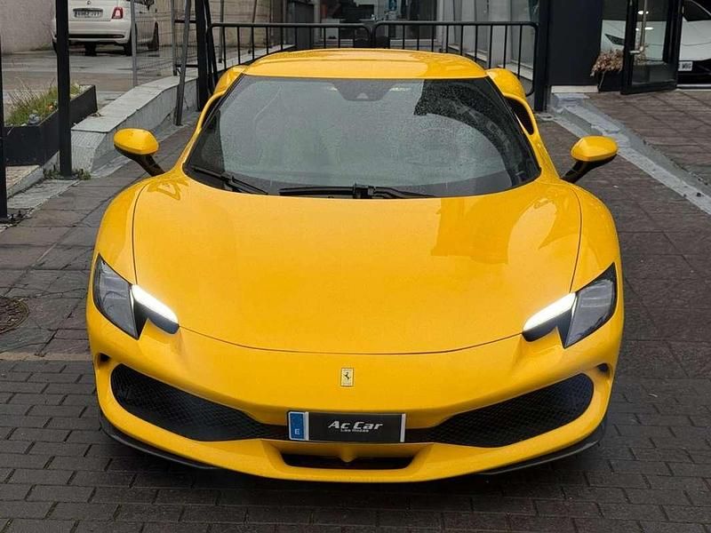 Usado Ferrari 296 829 CV (609 kW) 2023 Amarillo Coupe