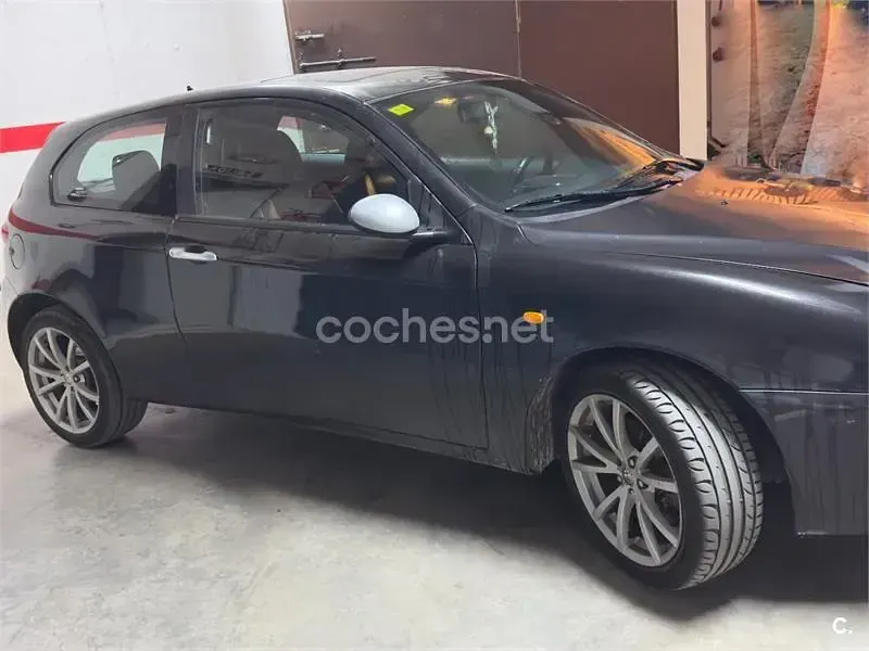 Usado Alfa Romeo 147 Distinctive 105 CV (77 kW) 2004 Negro Utilitario