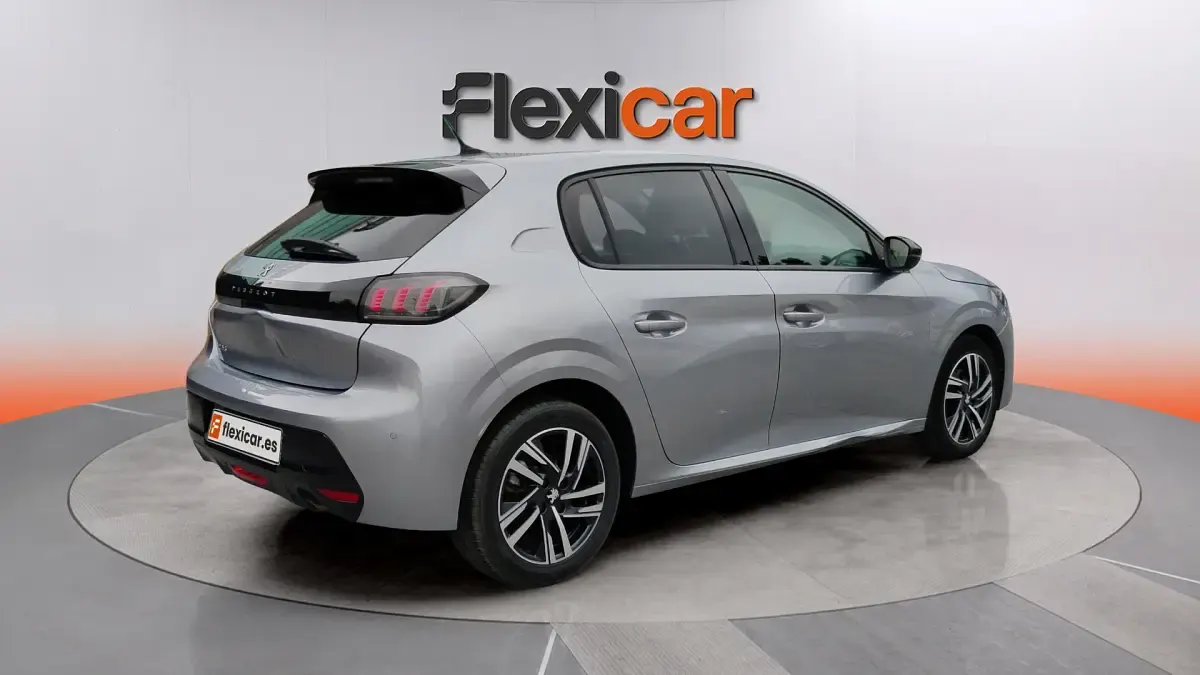 Usado Peugeot 208 Allure 101 CV (74 kW) 2023 Gris Utilitario