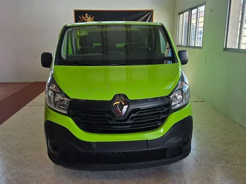 Usado Renault Trafic LIMITED 120 CV (88 kW) 2019 Verde Monovolumen