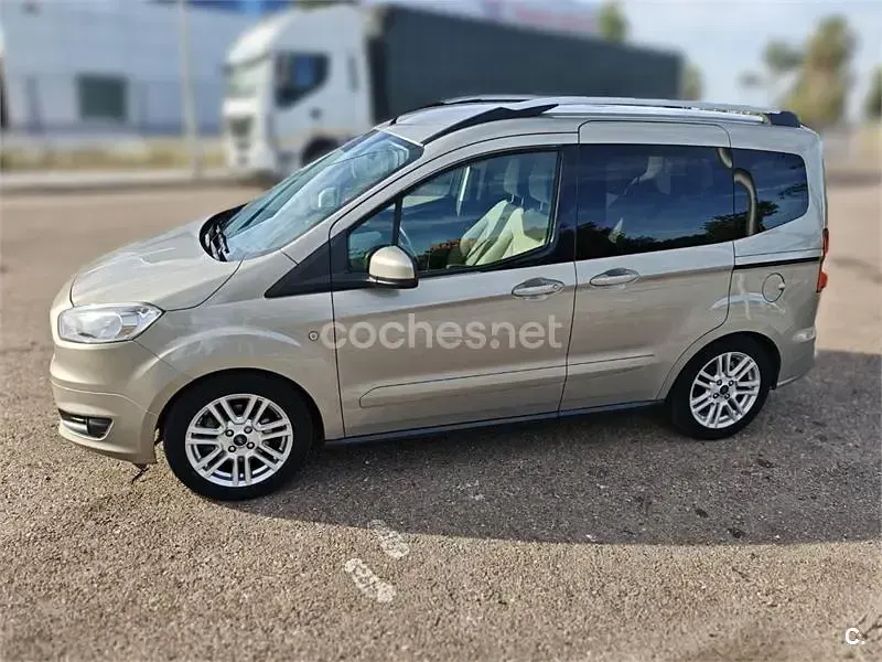 Usado Ford Tourneo Courier Titanium 100 CV (73 kW) 2015 Blanco Monovolumen