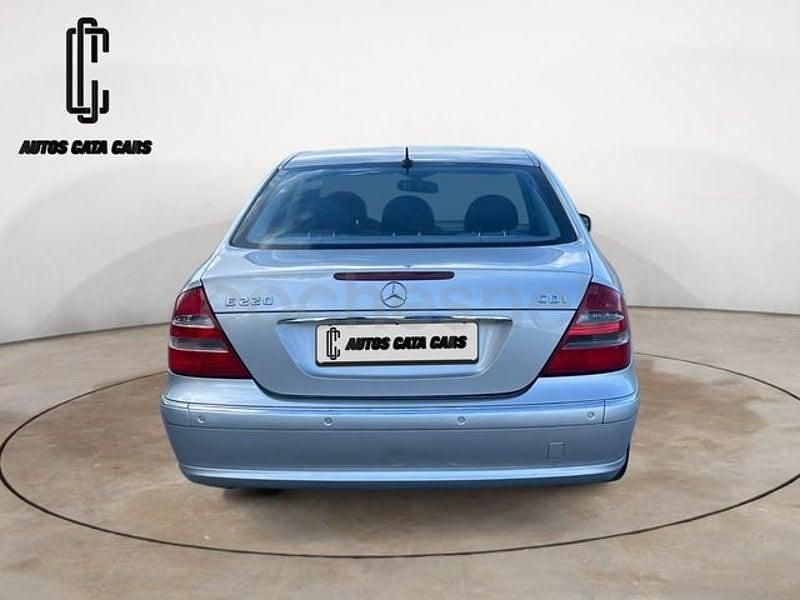 Usado Mercedes E220 Avantgarde 150 CV (110 kW) 2005 Gris / plata Berlina