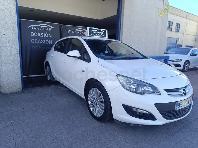 Usado Opel Astra Selective 140 CV (102 kW) 2015 Blanco Berlina