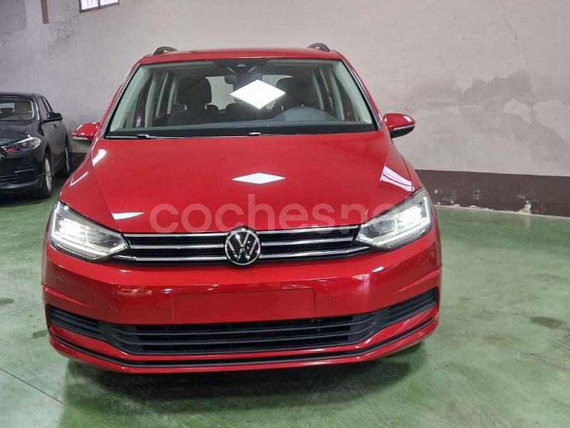 Usado VW Touran Advance 122 CV (89 kW) 2022 Granate Monovolumen