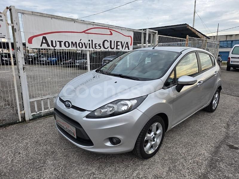 Usado Ford Fiesta 95 CV (69 kW) 2011 Gris / plata Berlina