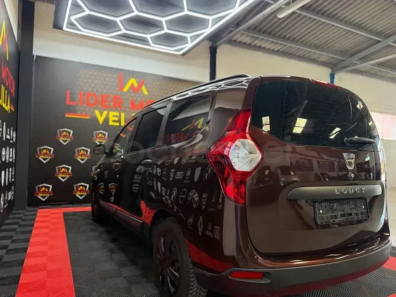 Usado Dacia Lodgy Ambiance 100 CV (73 kW) 2016 Granate Monovolumen