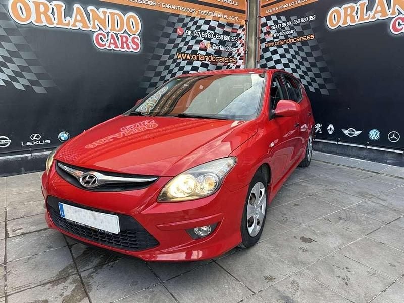 Usado Hyundai i30 Comfort 90 CV (66 kW) 2010 Rojo Utilitario