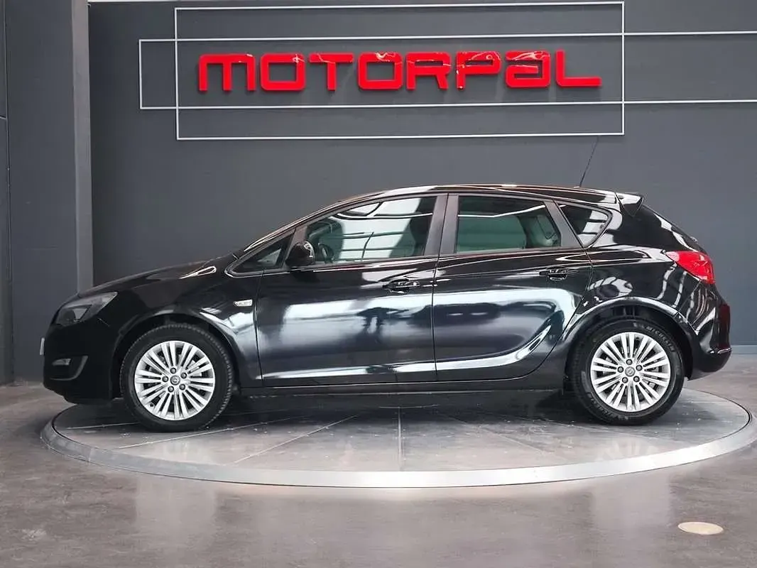 Usado Opel Astra Selective 110 CV (80 kW) 2013 Burdeos Utilitario
