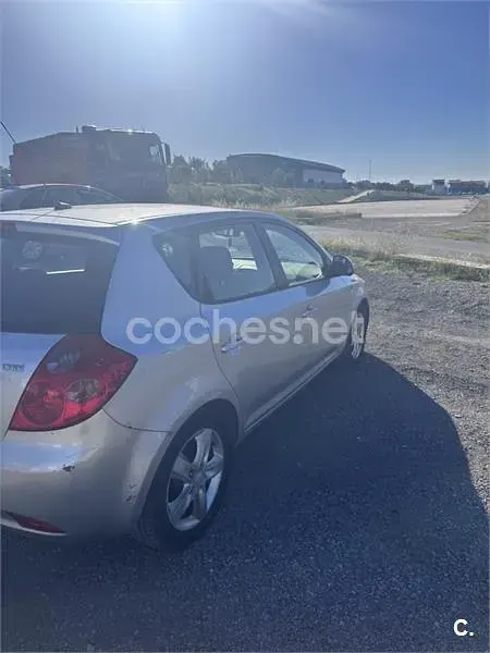 Usado Kia Ceed Active 115 CV (84 kW) 2007 Gris / plata Utilitario