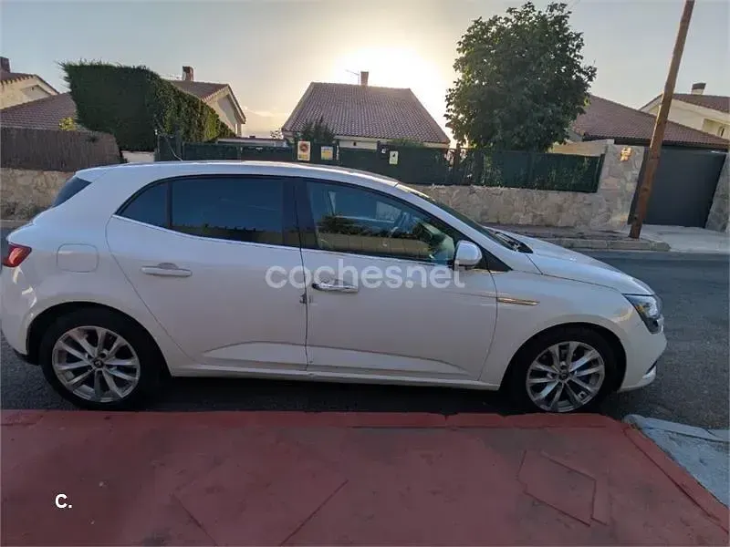 Usado Renault Mégane Zen 130 CV (95 kW) 2017 Blanco Berlina