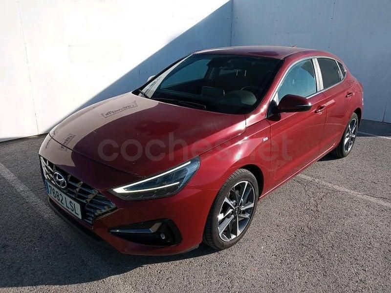 Usado Hyundai i30 136 CV (100 kW) 2021 Granate Berlina