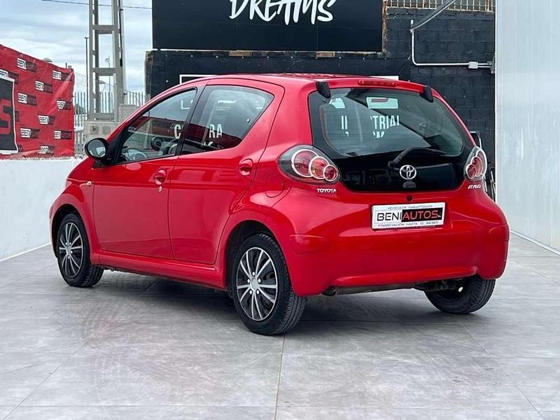 Usado Toyota Aygo Live 68 CV (50 kW) 2010 Rojo Utilitario