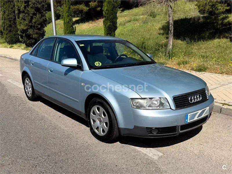 Usado Audi A4 130 CV (95 kW) 2002 Azul Berlina