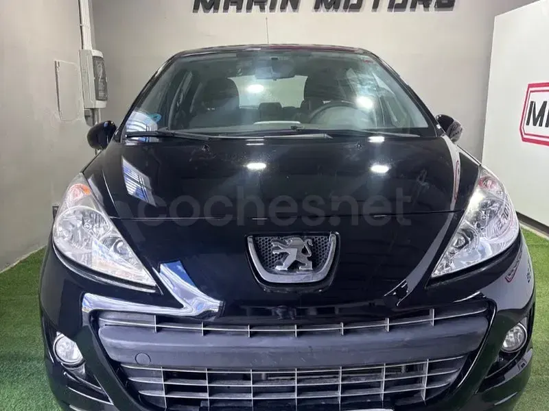 Usado Peugeot 207 Active 75 CV (55 kW) 2012 Negro Berlina