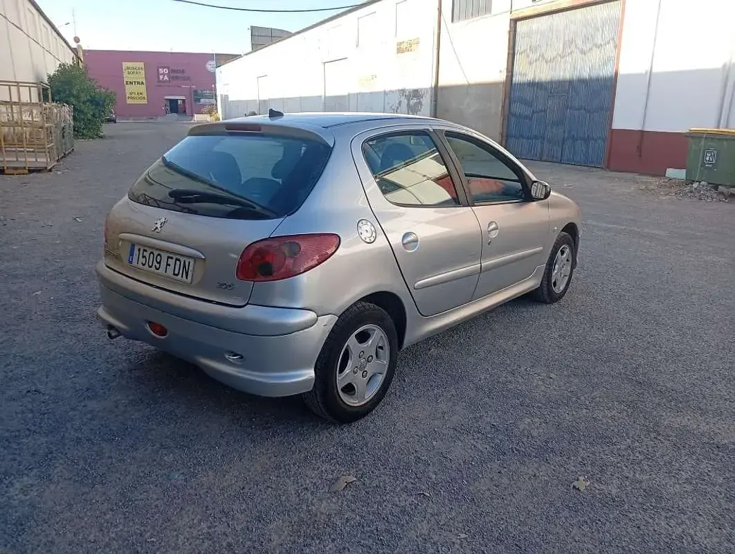 Usado Peugeot 206 75 CV (55 kW) 2006 Gris Utilitario