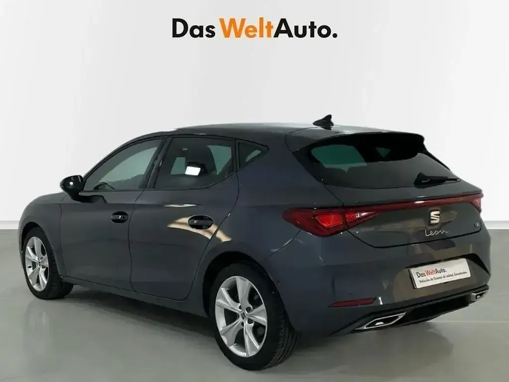 Usado Seat Leon FR 116 CV (85 kW) 2025 Gris / plata Berlina