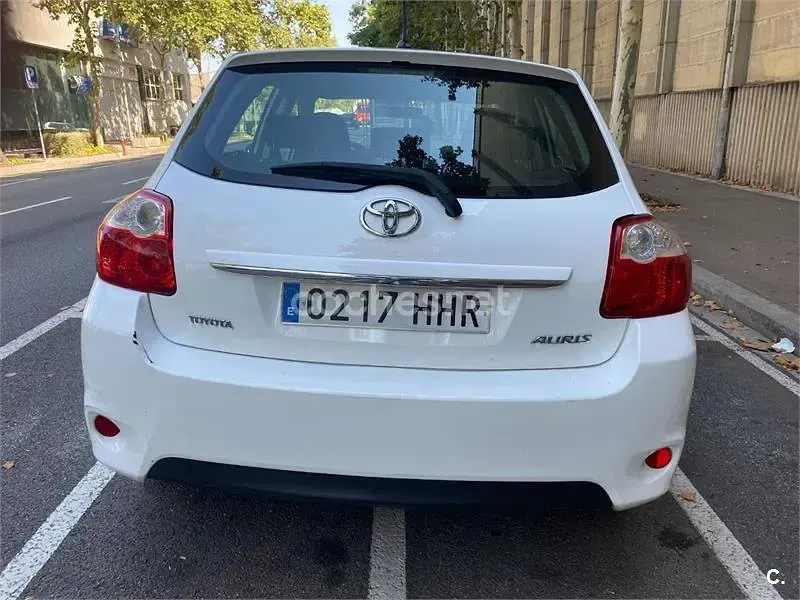Usado Toyota Auris Active 126 CV (92 kW) 2011 Blanco Utilitario