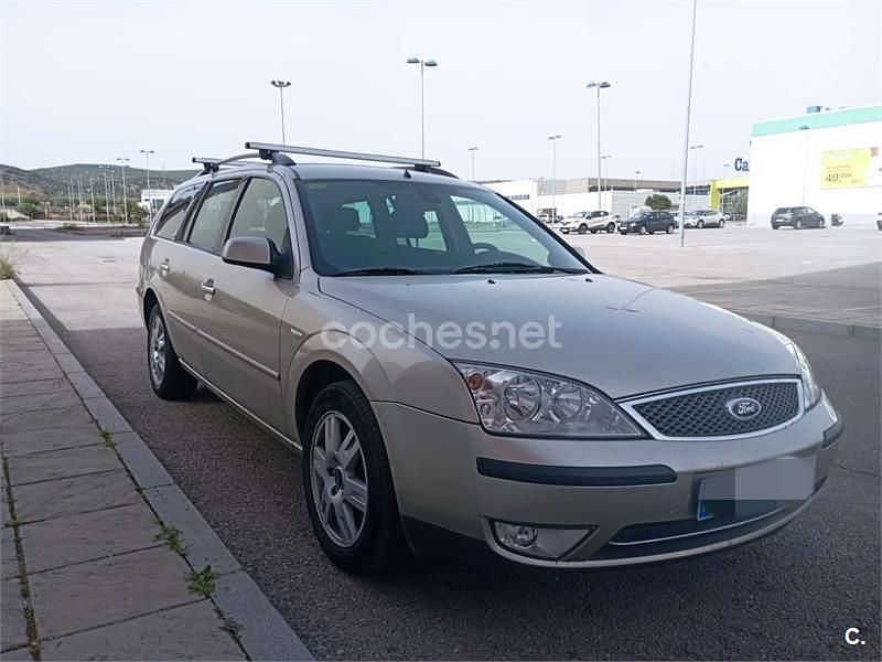 Usado Ford Mondeo Ghia 130 CV (95 kW) 2005 Beige Familiar