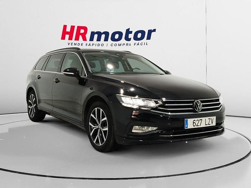 Negro Usado 2022 VW Passat Business Familiar | 26.990 € - Imagen 1/4