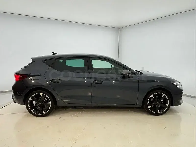Usado Cupra Leon 150 CV (110 kW) 2025 Gris / plata Berlina