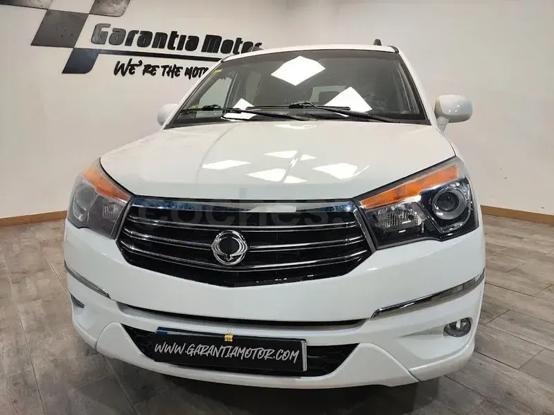 Usado SsangYong Rodius Limited 155 CV (114 kW) 2014 Blanco Monovolumen
