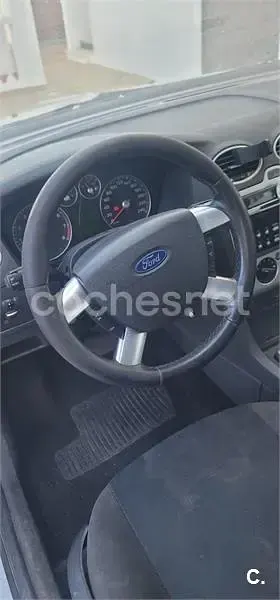 Usado Ford Focus Trend 100 CV (73 kW) 2005 Gris / plata Berlina