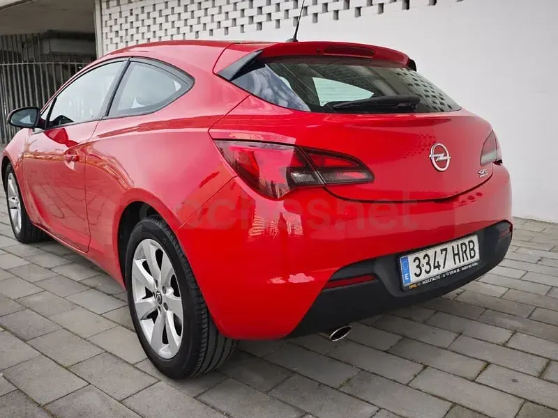 Usado Opel Astra GTC Selective 140 CV (102 kW) 2013 Rojo Berlina