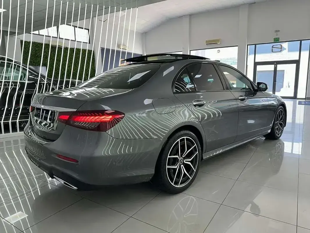Usado Mercedes E220 193 CV (141 kW) 2022 Gris Berlina