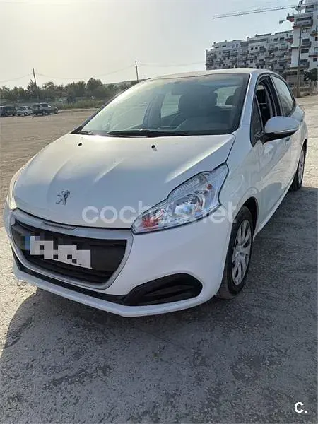 Usado Peugeot 208 Allure 120 CV (88 kW) 2015 Blanco Utilitario