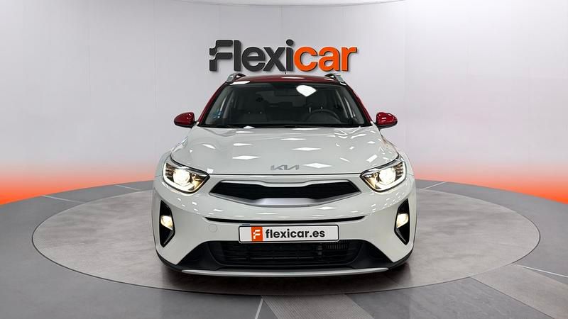 Käytetty Kia Stonic 101 HP (74 kW) 2023 Valkoinen Katumaasturi