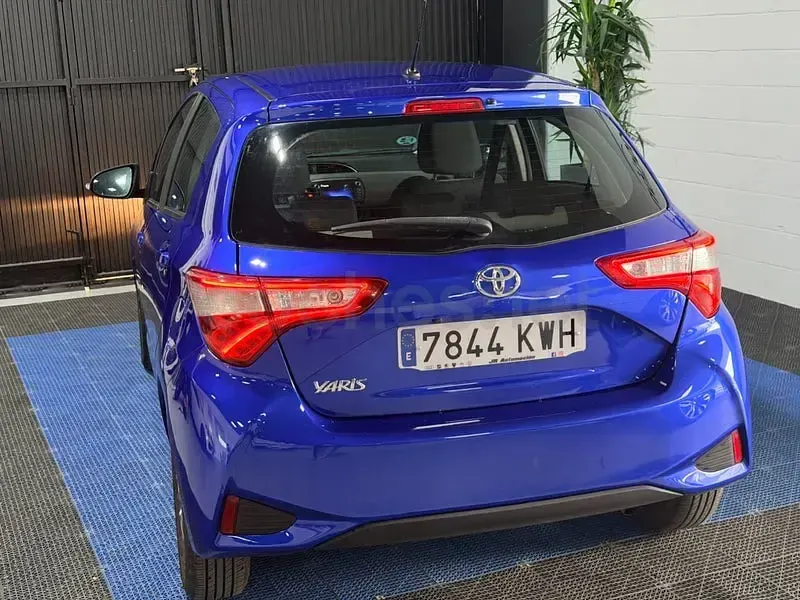 Usado Toyota Yaris Active 111 CV (81 kW) 2019 Azul Berlina