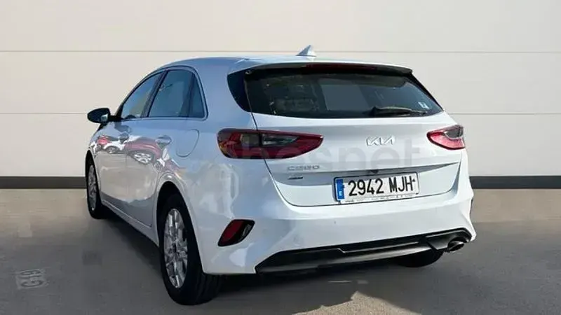 Usado Kia Ceed 136 CV (100 kW) 2023 Blanco Utilitario