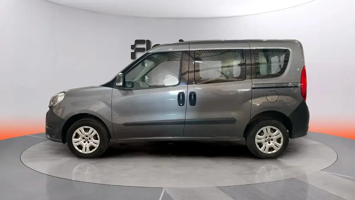 Usado Fiat Doblò Easy 105 CV (77 kW) 2016 Marrón Monovolumen