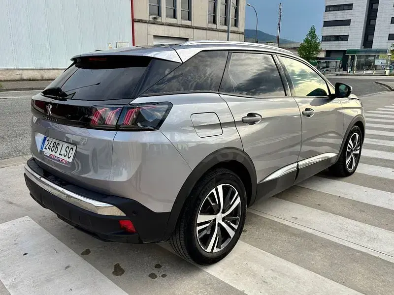 Usado Peugeot 3008 Allure 130 CV (95 kW) 2021 Gris / plata SUV