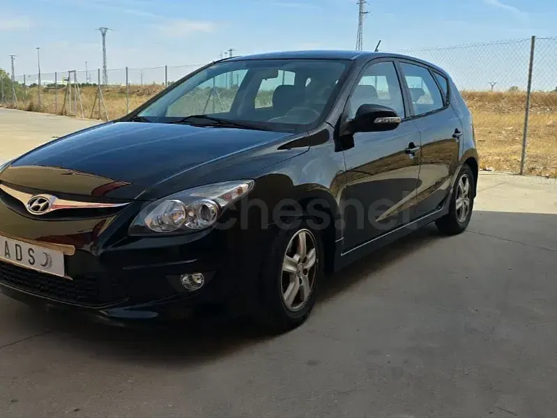 Usado Hyundai i30 Classic 90 CV (66 kW) 2011 Negro Berlina