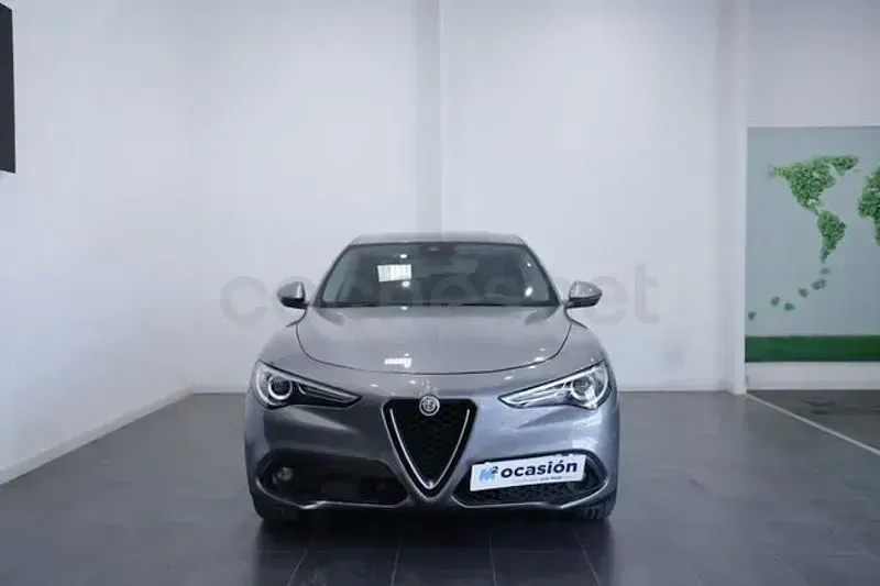 Usado Alfa Romeo Stelvio 150 CV (110 kW) 2018 Gris / plata SUV