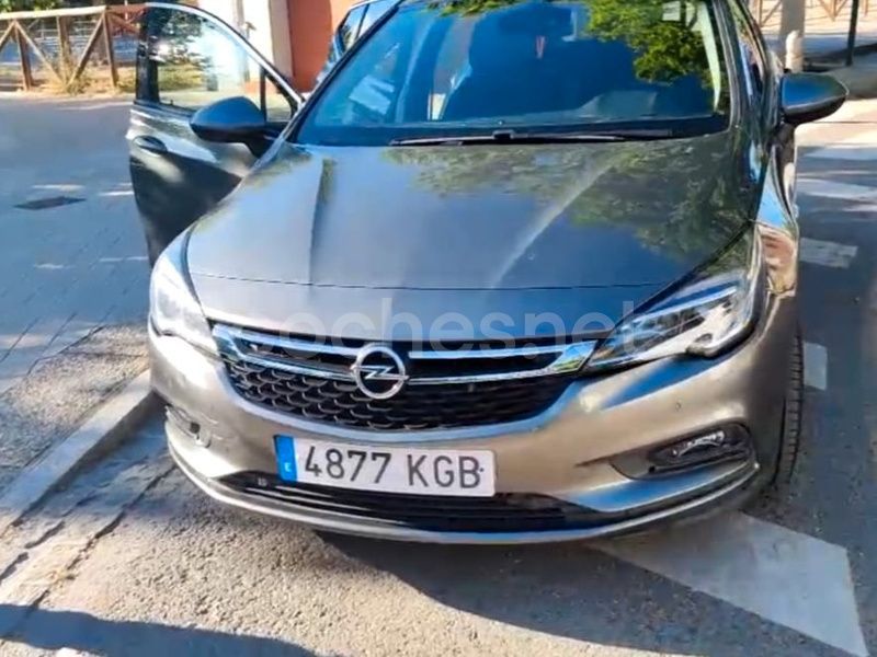 Gris / plata Usado 2017 Opel Astra Excellence Berlina | 11.599 € (Precio justo) - Imagen 1/4