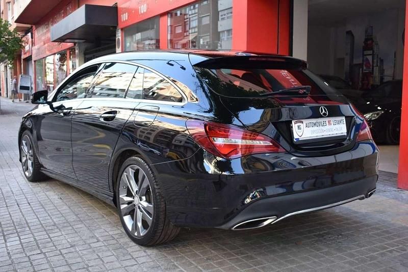 Usado Mercedes CLA220 Shooting Brake Urban 177 CV (130 kW) 2016 Negro Familiar