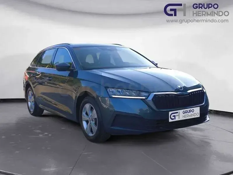 Usado Skoda Octavia Ambition 150 CV (110 kW) 2021 Gris / plata Familiar