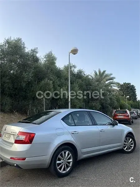 Usado Skoda Octavia Ambition 110 CV (80 kW) 2015 Gris / plata Familiar