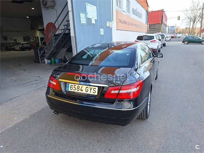 Usado Mercedes E220 170 CV (125 kW) 2010 Negro Coupe