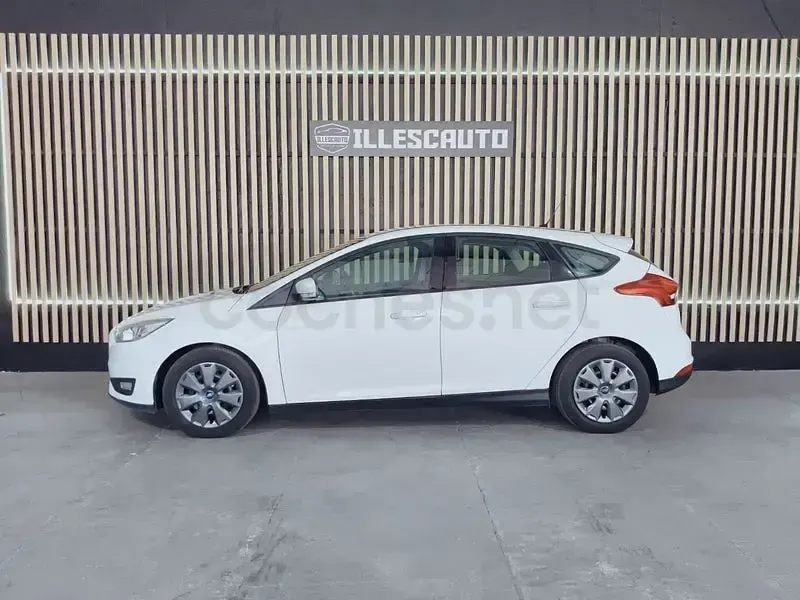 Usado Ford Focus Trend 115 CV (84 kW) 2015 Blanco Berlina