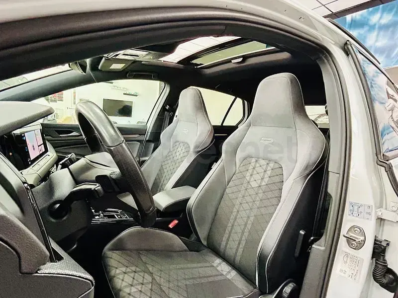 Usado VW Golf VIII R-line 150 CV (110 kW) 2024 Blanco Berlina