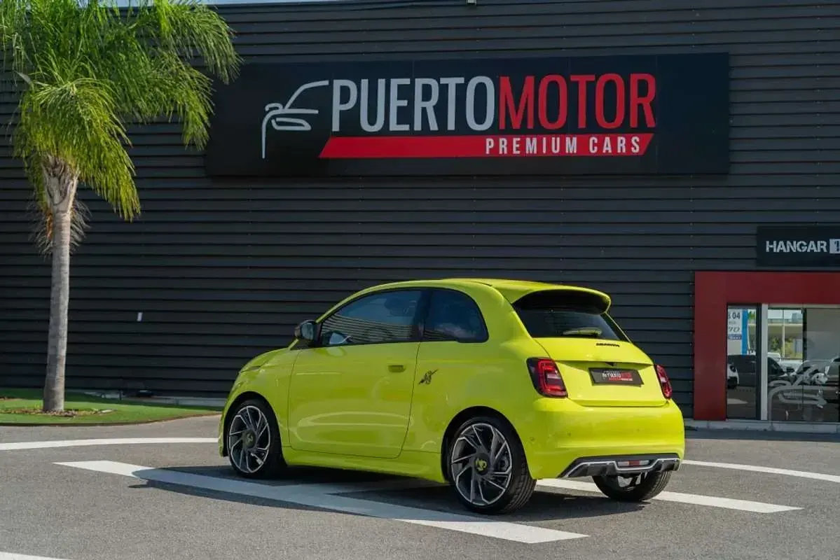 Usado Abarth 500C Scorpionissima 113 kW (154 CV) 2023 Amarillo Descapotable