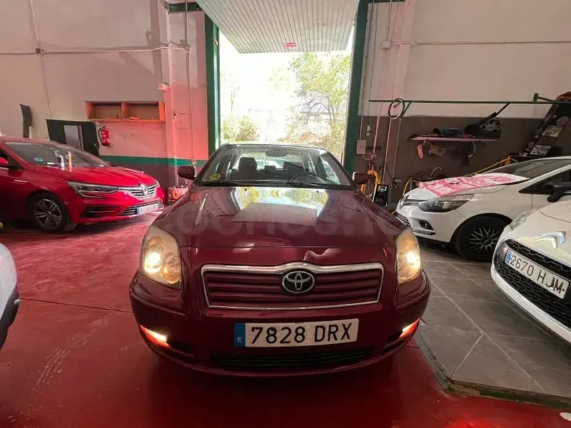 Usado Toyota Avensis Sol 147 CV (108 kW) 2005 Granate Berlina