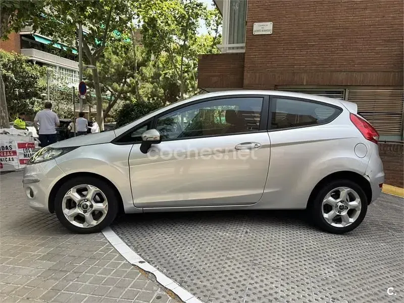 Usado Ford Fiesta Trend 68 CV (50 kW) 2009 Gris / plata Berlina