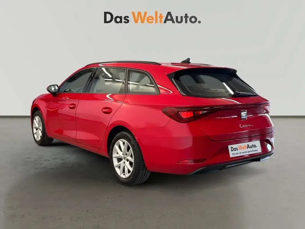 Usado Seat Leon Style 110 CV (80 kW) 2023 Rojo Utilitario